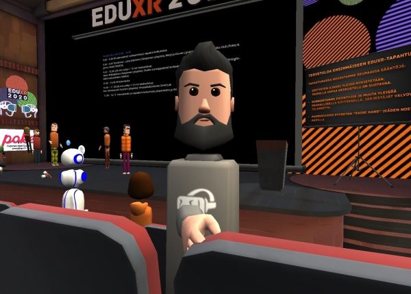 Animoitu, parrakas hahmo ottaa itsestään virtuaaliselfietä XR-tapahtumassa.