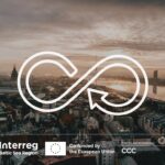 Kaupunkimaiseman päällä valkoisella CCC-hankkeen merkki, alla Interreg, EU- ja CCC-hankkeen logot.