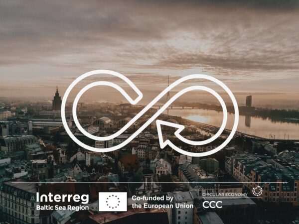 Kaupunkimaiseman päällä valkoisella CCC-hankkeen merkki, alla Interreg, EU- ja CCC-hankkeen logot.